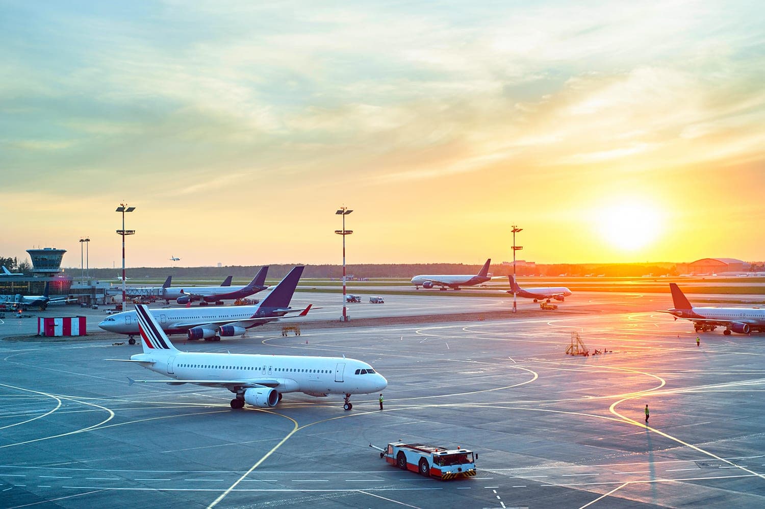 Avioane pe pistă la apus, pe un aeroport
